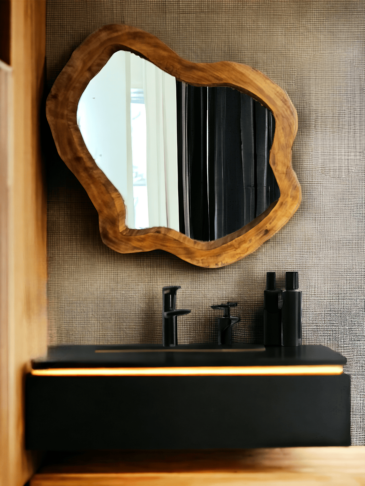 Designerskie drewniane lustro do łazienki nieregularny owal 95cm.
